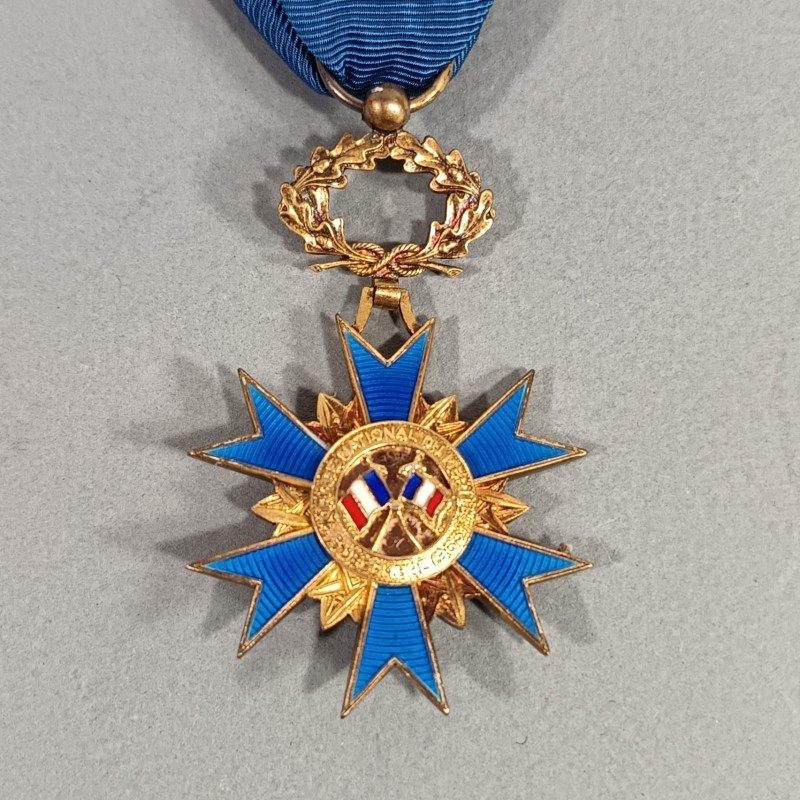 FRANCE MEDAILLE D'OFFICIER DE L'ORDRE NATIONAL DU MERITE ONM FABRICATION EN VERMEIL ARTHUS BERTRAND EN BOITE