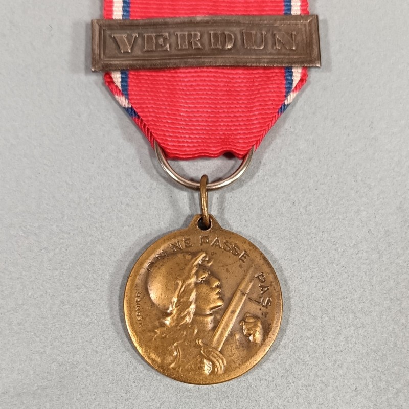 FRANCE MEDAILLE DE LA BATAILLE DE VERDUN ON NE PASSE PAS 21 FEVRIER 1916 PAR VERNIER AVEC BARRETTE VERDUN