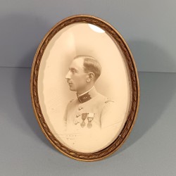 PHOTO MILITAIRE DANS UN PETIT CADRE OVALE OFFICIER DU 72 ème REGIMENT D'ARTILLERIE AVEC CROIX DE GUERRE ET MEDAILLE DU LEVANT
