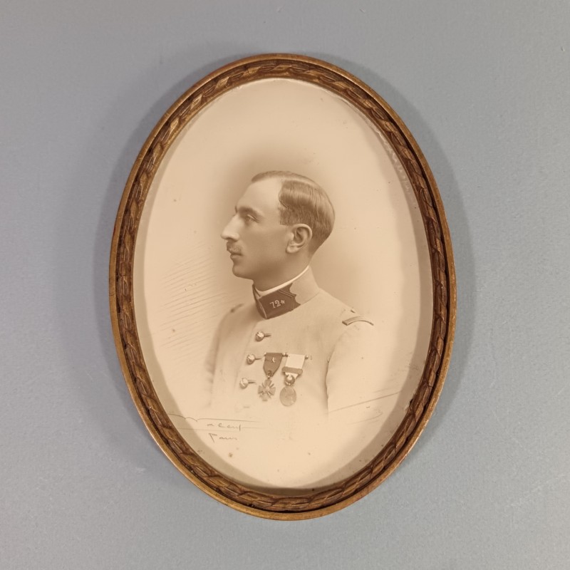 PHOTO MILITAIRE DANS UN PETIT CADRE OVALE OFFICIER DU 72 ème REGIMENT D'ARTILLERIE AVEC CROIX DE GUERRE ET MEDAILLE DU LEVANT