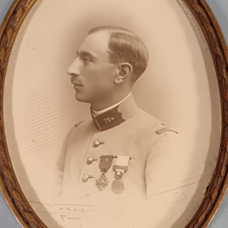 PHOTO MILITAIRE DANS UN PETIT CADRE OVALE OFFICIER DU 72 ème REGIMENT D'ARTILLERIE AVEC CROIX DE GUERRE ET MEDAILLE DU LEVANT