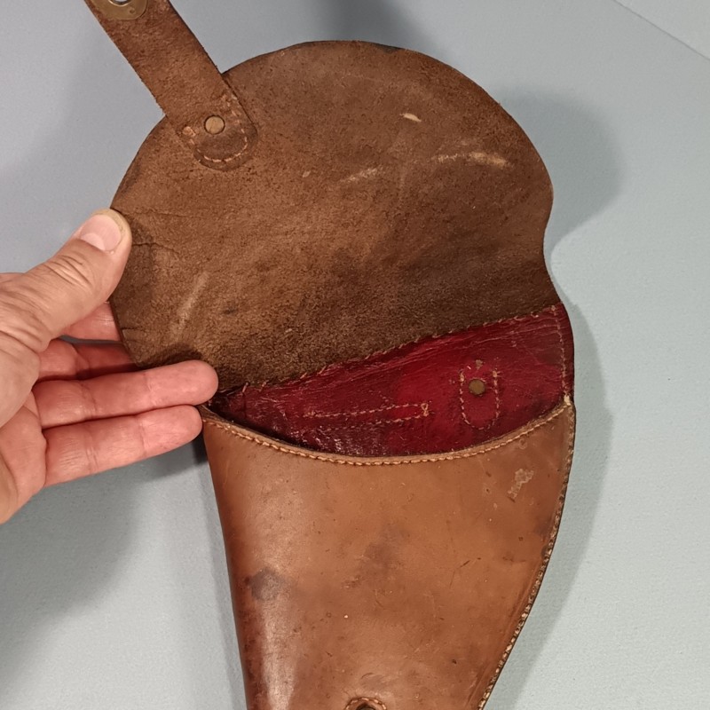ETUI POUR GAUCHE !! EN CUIR POUR REVOLVER DE TYPE WEBLEY FABRICATION LOCALE OU TERRAIN POUR UN OFFICIER FRANCAIS