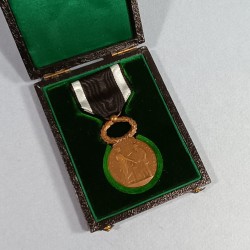 MEDAILLE D'HONNEUR DE BRONZE DU MINISTERE DE L'INTERIEUR MODELE 1903 ATTRIBUEE A UNE SECRETAIRE DE VAUVERT (30) DANS SA BOITE