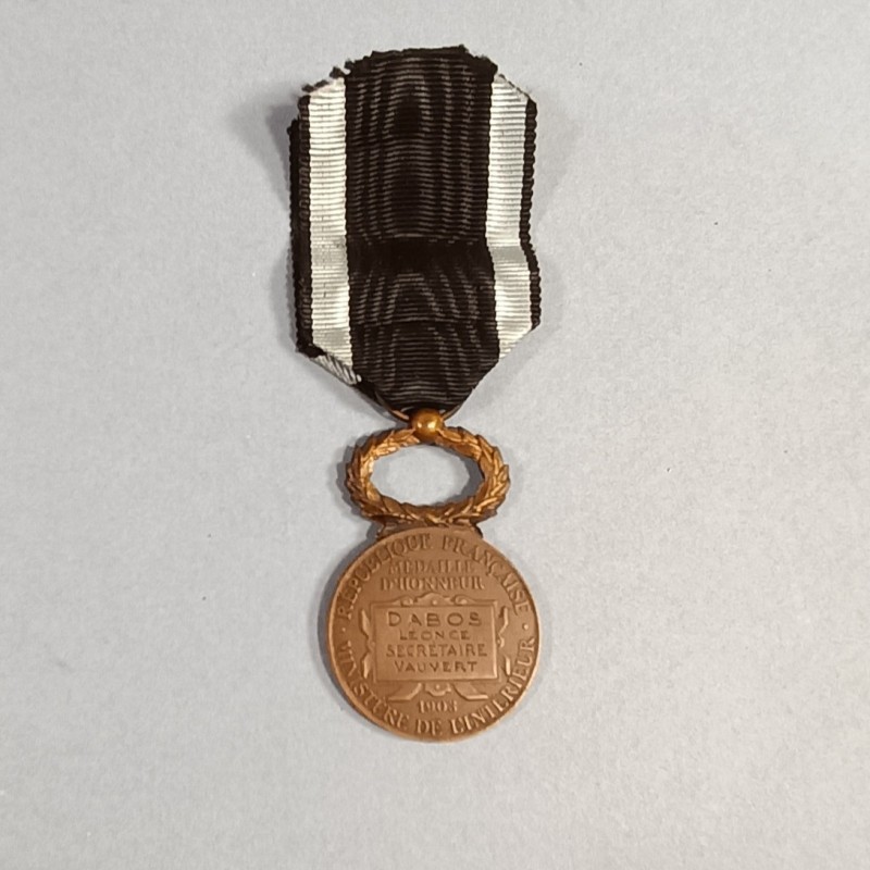 MEDAILLE D'HONNEUR DE BRONZE DU MINISTERE DE L'INTERIEUR MODELE 1903 ATTRIBUEE A UNE SECRETAIRE DE VAUVERT (30) DANS SA BOITE
