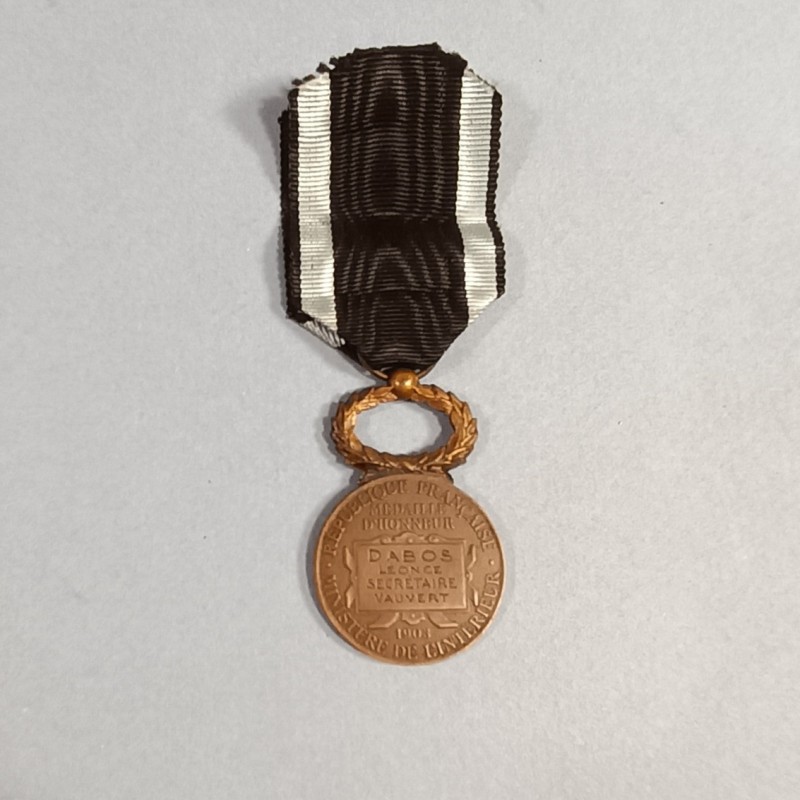 MEDAILLE D'HONNEUR DE BRONZE DU MINISTERE DE L'INTERIEUR MODELE 1903 ATTRIBUEE A UNE SECRETAIRE DE VAUVERT (30) DANS SA BOITE