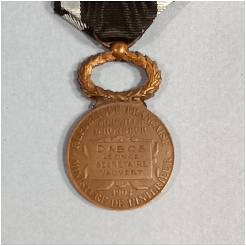 MEDAILLE D'HONNEUR DE BRONZE DU MINISTERE DE L'INTERIEUR MODELE 1903 ATTRIBUEE A UNE SECRETAIRE DE VAUVERT (30) DANS SA BOITE