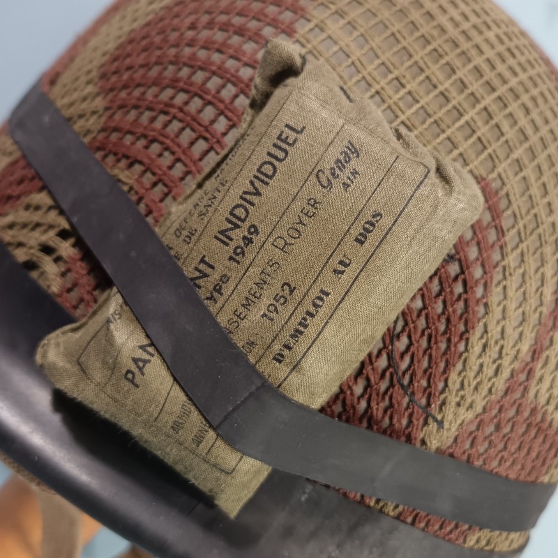 CASQUE FRANCAIS MODELE 1951 AVEC CAMOUFLAGE ET PANSEMENT ETAT NEUF DE STOCK FRANCK - 1953 ET LINER MENESA 1953 + PANSEMENT