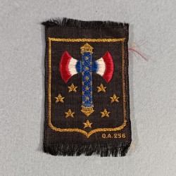 INSIGNE TISSU A LA FRANCISQUE SUR FOND NOIR PROPAGANDE DU MARECHAL PETAIN 1940-1944