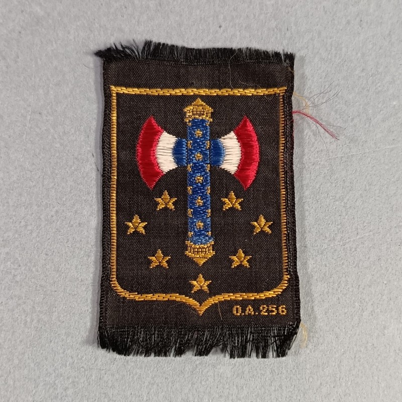 INSIGNE TISSU A LA FRANCISQUE SUR FOND NOIR PROPAGANDE DU MARECHAL PETAIN 1940-1944