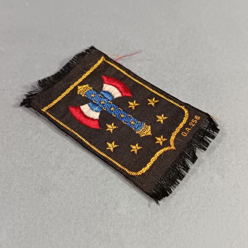INSIGNE TISSU A LA FRANCISQUE SUR FOND NOIR PROPAGANDE DU MARECHAL PETAIN 1940-1944