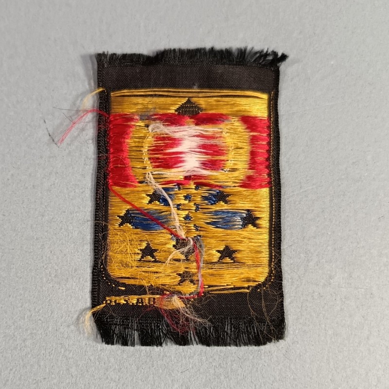 INSIGNE TISSU A LA FRANCISQUE SUR FOND NOIR PROPAGANDE DU MARECHAL PETAIN 1940-1944