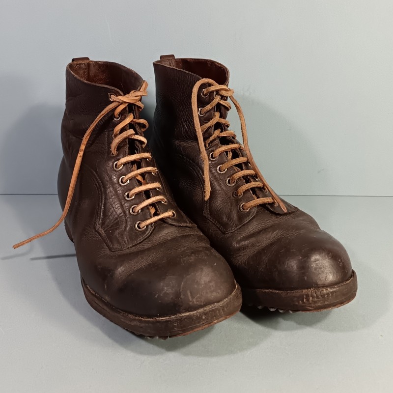 BRODEQUINS CLOUTES CHAUSSURES MILITAIRE EN CUIR MARRON POUR OFFICIERS OU SOUS OFFICIERS SOC 1939 - 1945