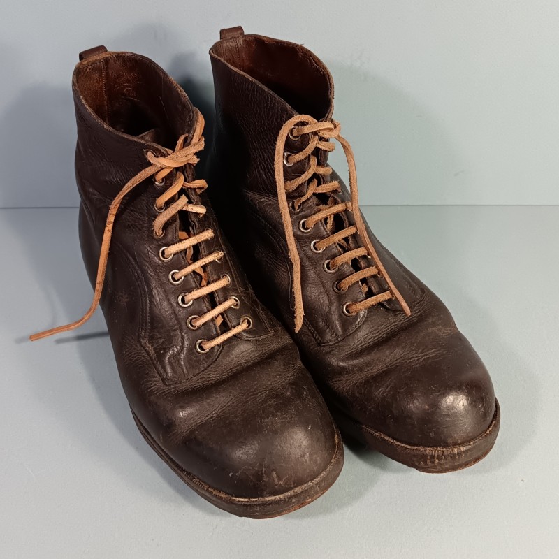 BRODEQUINS CLOUTES CHAUSSURES MILITAIRE EN CUIR MARRON POUR OFFICIERS OU SOUS OFFICIERS SOC 1939 - 1945