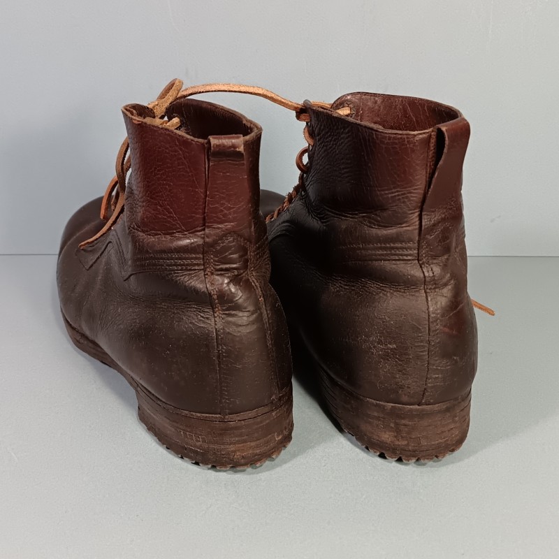 BRODEQUINS CLOUTES CHAUSSURES MILITAIRE EN CUIR MARRON POUR OFFICIERS OU SOUS OFFICIERS SOC 1939 - 1945