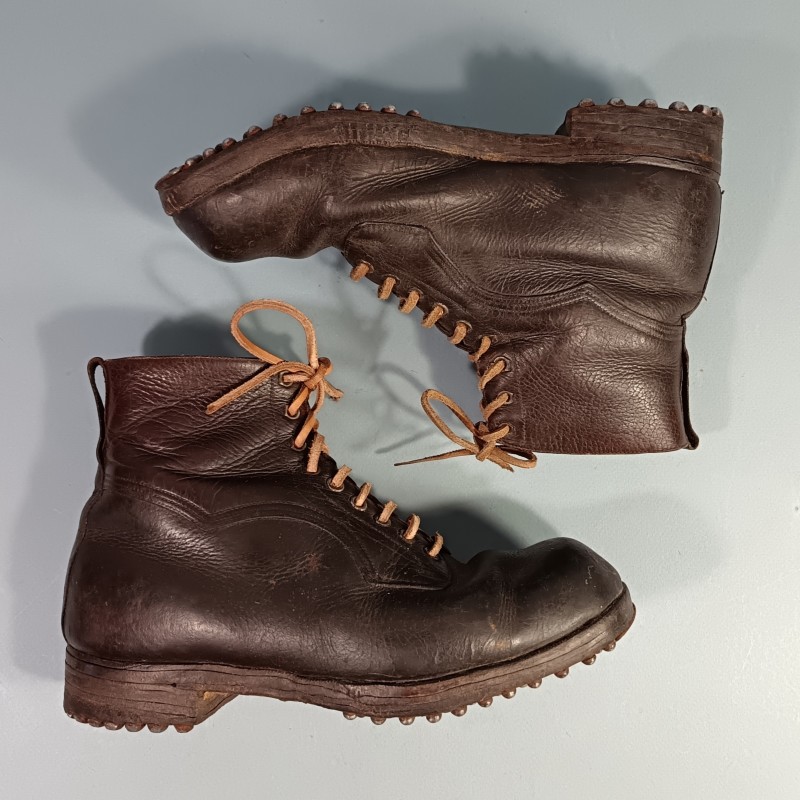 BRODEQUINS CLOUTES CHAUSSURES MILITAIRE EN CUIR MARRON POUR OFFICIERS OU SOUS OFFICIERS SOC 1939 - 1945