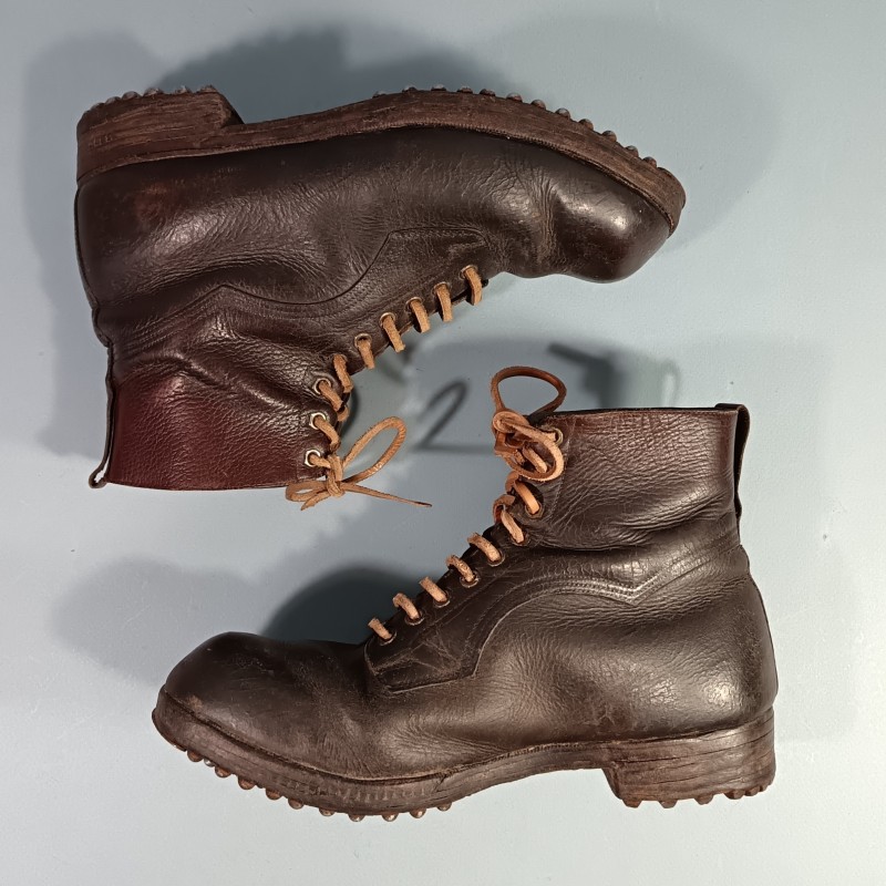 BRODEQUINS CLOUTES CHAUSSURES MILITAIRE EN CUIR MARRON POUR OFFICIERS OU SOUS OFFICIERS SOC 1939 - 1945