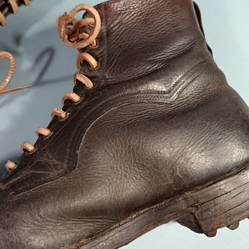 BRODEQUINS CLOUTES CHAUSSURES MILITAIRE EN CUIR MARRON POUR OFFICIERS OU SOUS OFFICIERS SOC 1939 - 1945