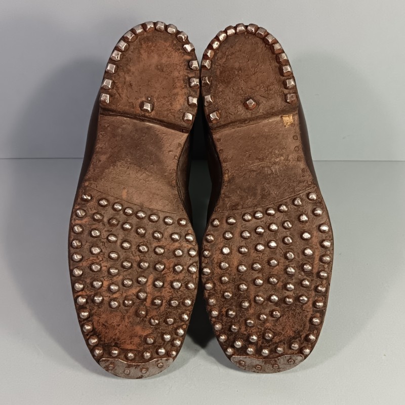 BRODEQUINS CLOUTES CHAUSSURES MILITAIRE EN CUIR MARRON POUR OFFICIERS OU SOUS OFFICIERS SOC 1939 - 1945