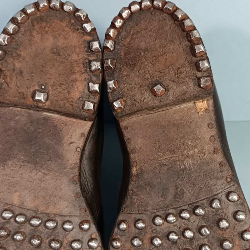 BRODEQUINS CLOUTES CHAUSSURES MILITAIRE EN CUIR MARRON POUR OFFICIERS OU SOUS OFFICIERS SOC 1939 - 1945