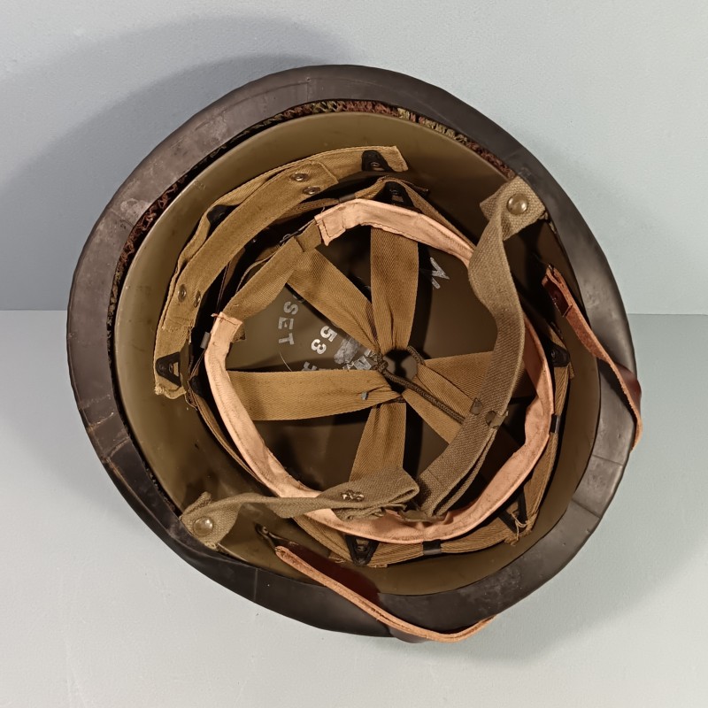 CASQUE FRANCAIS MODELE 1951 AVEC CAMOUFLAGE ET PANSEMENT ETAT NEUF DE STOCK LOURD CARPENTIER 1952 ET LINER CARPENTIER 1953