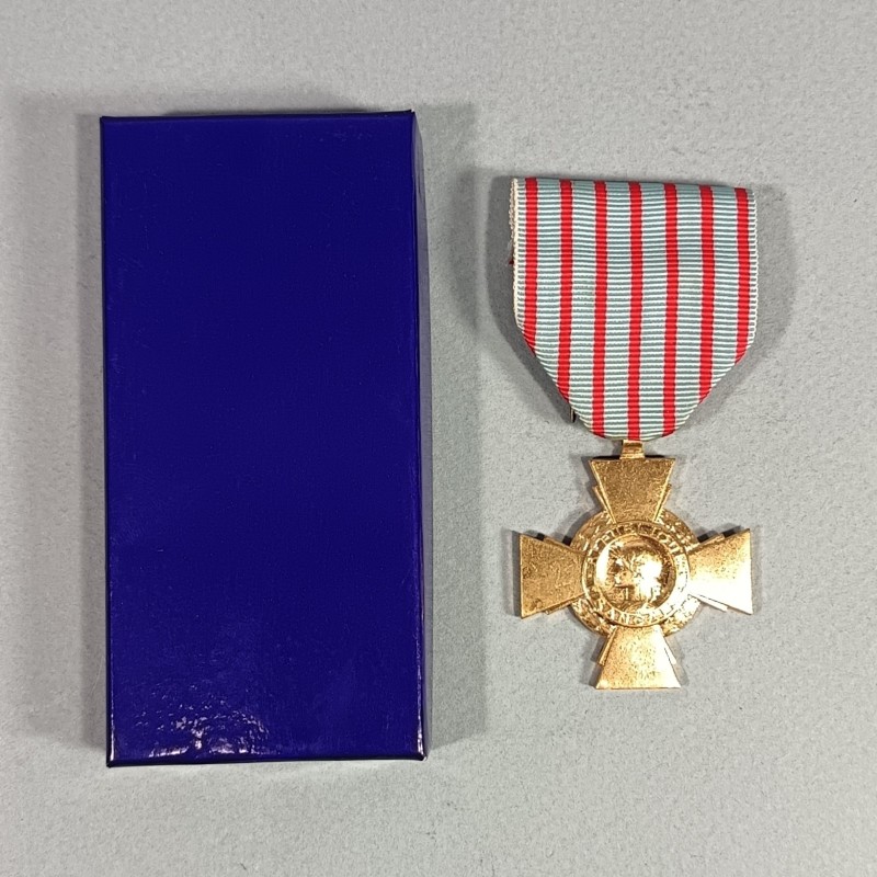 FRANCE MEDAILLE CROIX DU COMBATTANT COULEUR BRONZE DORE NEUVE DANS SA BOITE