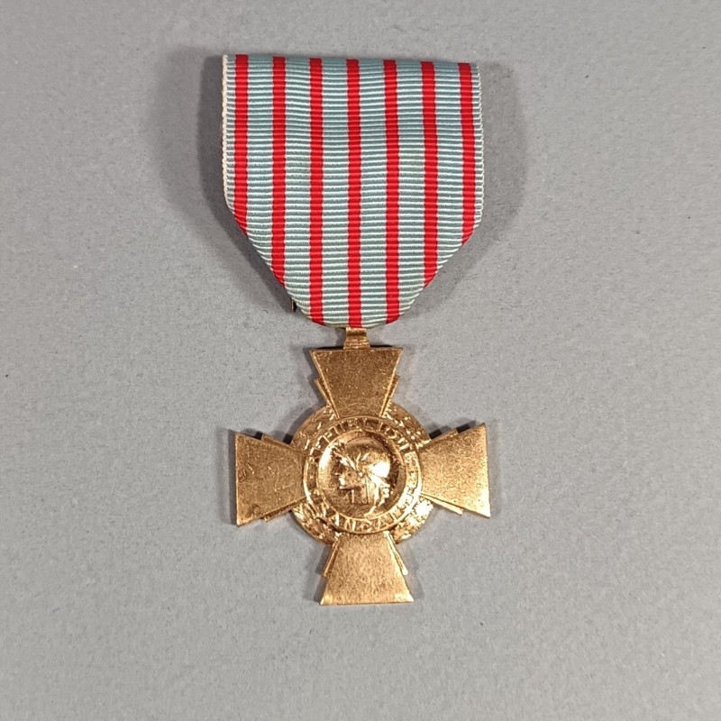 FRANCE MEDAILLE CROIX DU COMBATTANT COULEUR BRONZE DORE NEUVE DANS SA BOITE