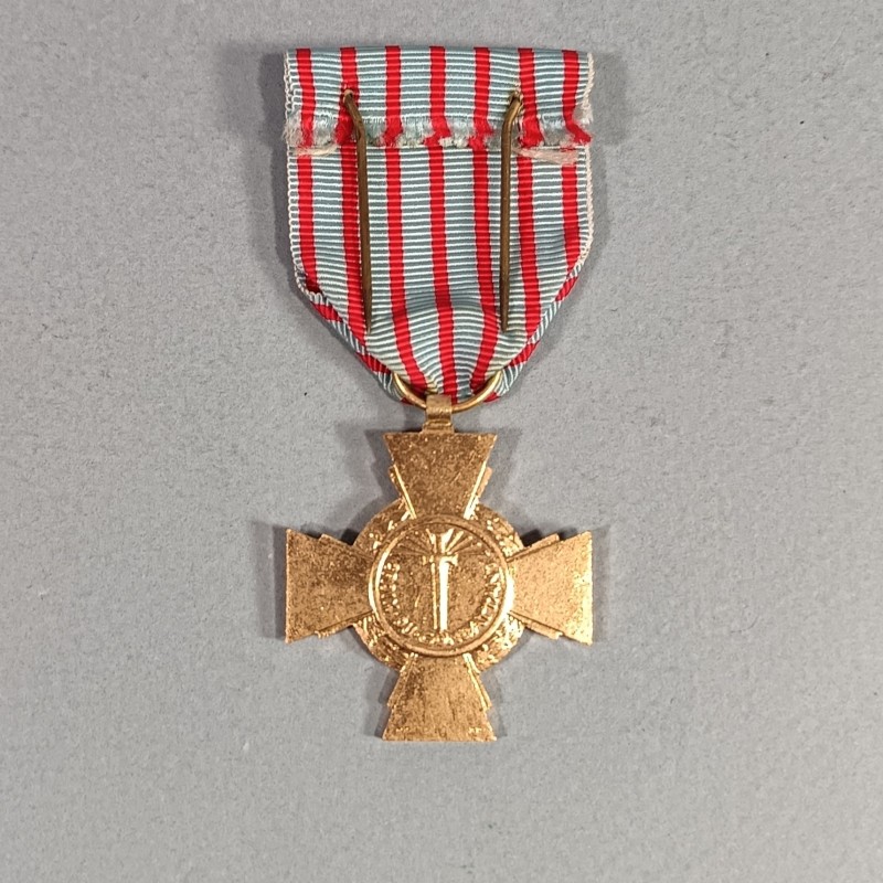 FRANCE MEDAILLE CROIX DU COMBATTANT COULEUR BRONZE DORE NEUVE DANS SA BOITE