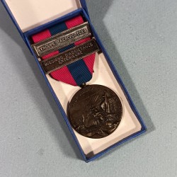 FRANCE MEDAILLE DE LA DEFENSE NATIONALE CLASSE BRONZE AVEC BARRETTES TROUPES AEROPORTEES ET MISSIONS D'ASSISTANCE EXTERIEUR