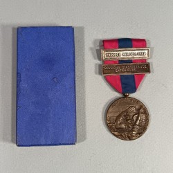 FRANCE MEDAILLE DE LA DEFENSE NATIONALE CLASSE BRONZE AVEC BARRETTES TROUPES AEROPORTEES ET MISSIONS D'ASSISTANCE EXTERIEUR