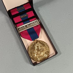 FRANCE MEDAILLE DE LA DEFENSE NATIONALE FRANCAISE CLASSE BRONZE AVEC BARRETTE ARME BLINDEE ET 2 RAPPELS EN BOITE