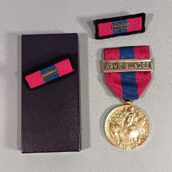 FRANCE MEDAILLE DE LA DEFENSE NATIONALE FRANCAISE CLASSE BRONZE AVEC BARRETTE ARME BLINDEE ET 2 RAPPELS EN BOITE