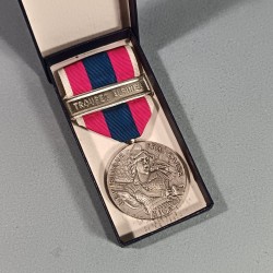 FRANCE MEDAILLE DE LA DEFENSE NATIONALE FRANCAISE CLASSE ARGENT AVEC BARRETTE TROUPES ALPINES NEUVE EN BOITE