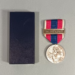 FRANCE MEDAILLE DE LA DEFENSE NATIONALE FRANCAISE CLASSE ARGENT AVEC BARRETTE TROUPES ALPINES NEUVE EN BOITE