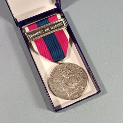 FRANCE MEDAILLE DE LA DEFENSE NATIONALE FRANCAISE CLASSE ARGENT AVEC BARRETTE TROUPES DE MARINES NEUVE EN BOITE