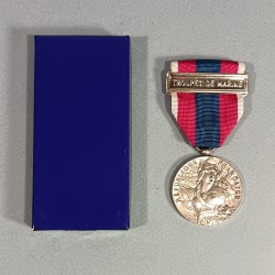 FRANCE MEDAILLE DE LA DEFENSE NATIONALE FRANCAISE CLASSE ARGENT AVEC BARRETTE TROUPES DE MARINES NEUVE EN BOITE