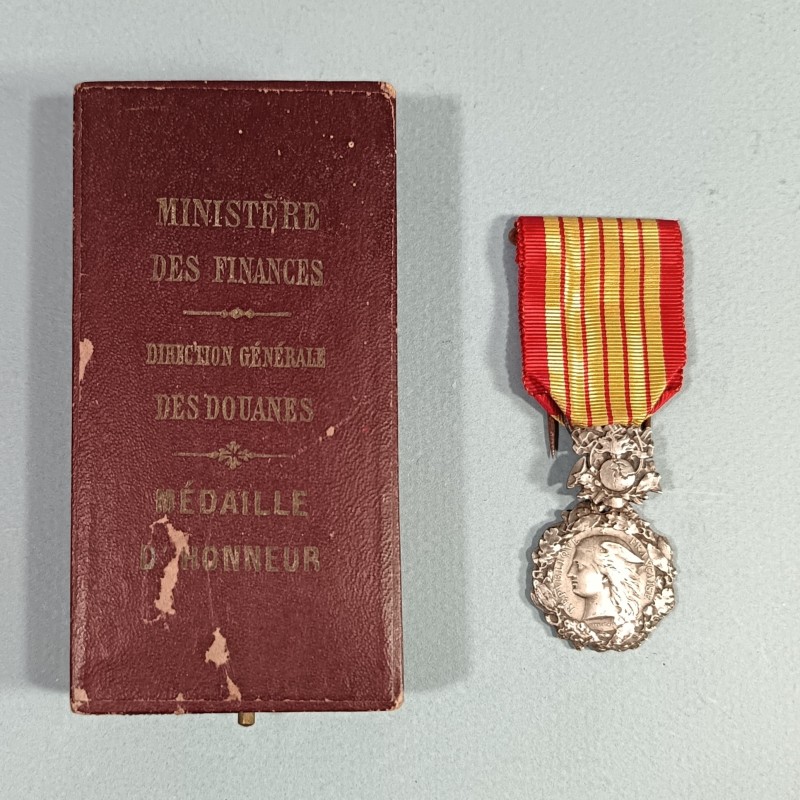 MEDAILLE D'HONNEUR DE LA DIRECTION GENERALE DES DOUANES MODELE ANCIEN EN ARGENT HONNEUR DEVOUEMENT EN BOITE