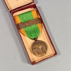 MEDAILLE DES ENGAGES VOLONTAIRES GRAVEUR A RIVET AVEC BARRETTE ENGAGE VOLONTAIRE EN BOITE CARTON