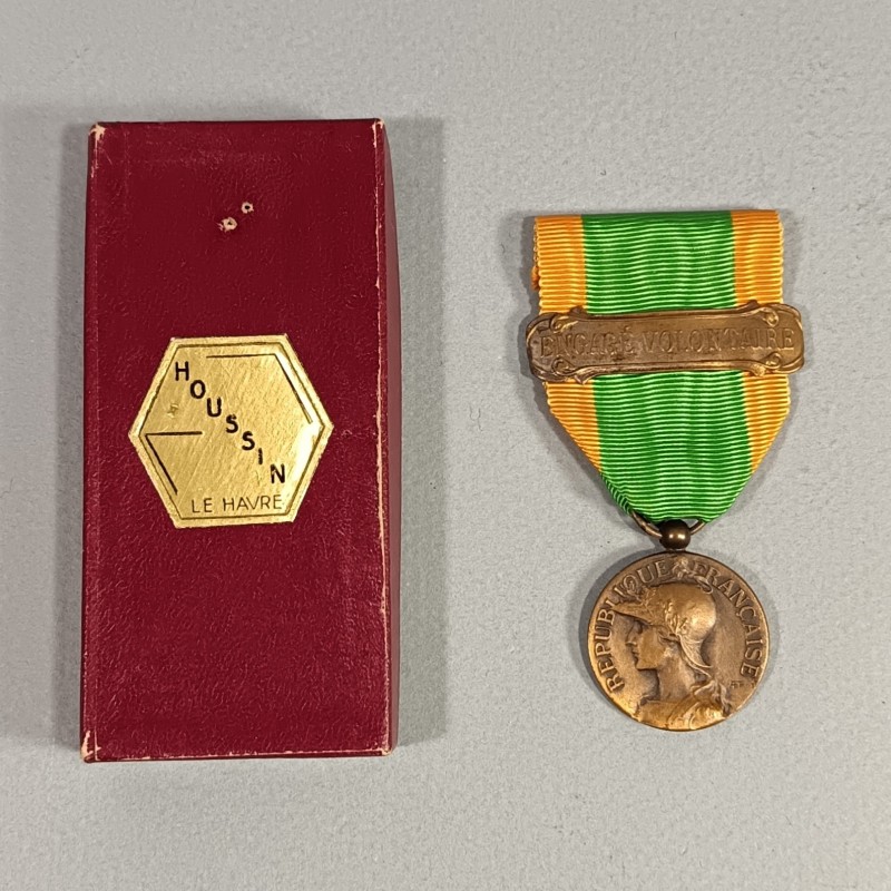 MEDAILLE DES ENGAGES VOLONTAIRES GRAVEUR A RIVET AVEC BARRETTE ENGAGE VOLONTAIRE EN BOITE CARTON