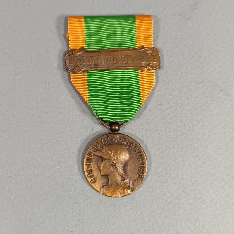 MEDAILLE DES ENGAGES VOLONTAIRES GRAVEUR A RIVET AVEC BARRETTE ENGAGE VOLONTAIRE EN BOITE CARTON