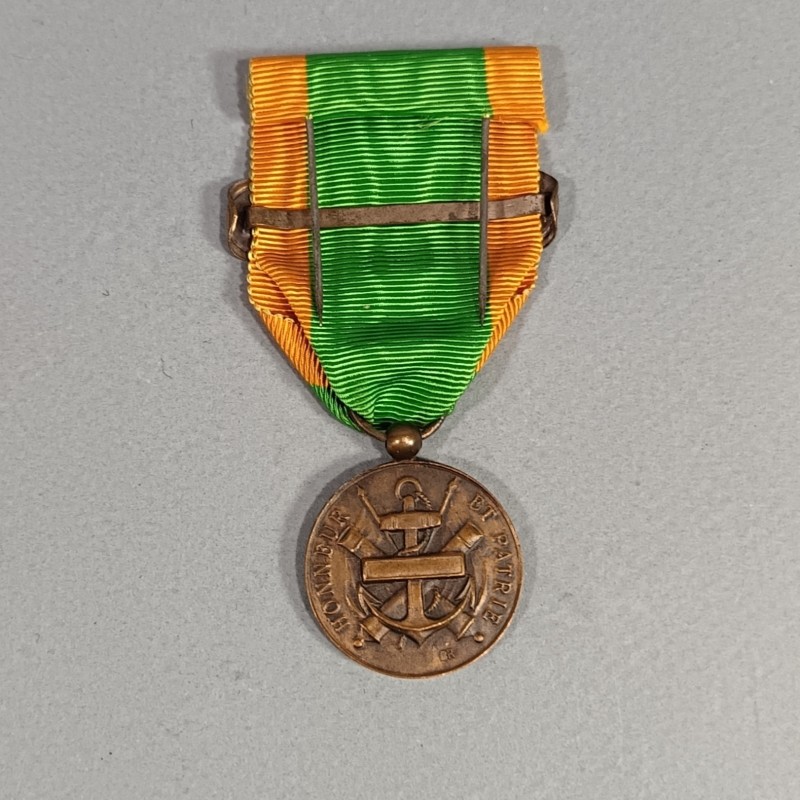 MEDAILLE DES ENGAGES VOLONTAIRES GRAVEUR A RIVET AVEC BARRETTE ENGAGE VOLONTAIRE EN BOITE CARTON