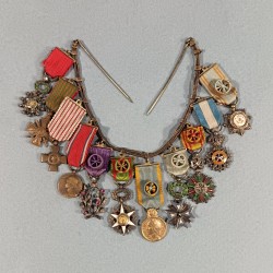 BARRETTE DE 11 REDUCTIONS DES MEDAILLES MILITAIRES D'UN ANCIEN DE LA PREMIERE GUERRE ET DES COLONIES