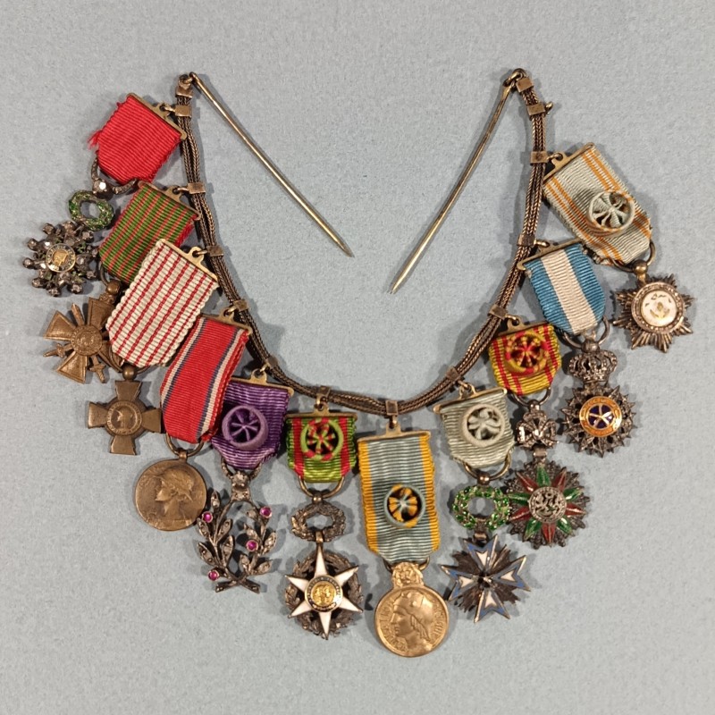 BARRETTE DE 11 REDUCTIONS DES MEDAILLES MILITAIRES D'UN ANCIEN DE LA PREMIERE GUERRE ET DES COLONIES