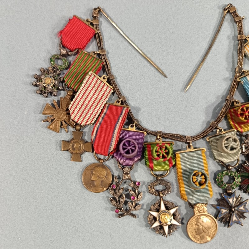 BARRETTE DE 11 REDUCTIONS DES MEDAILLES MILITAIRES D'UN ANCIEN DE LA PREMIERE GUERRE ET DES COLONIES