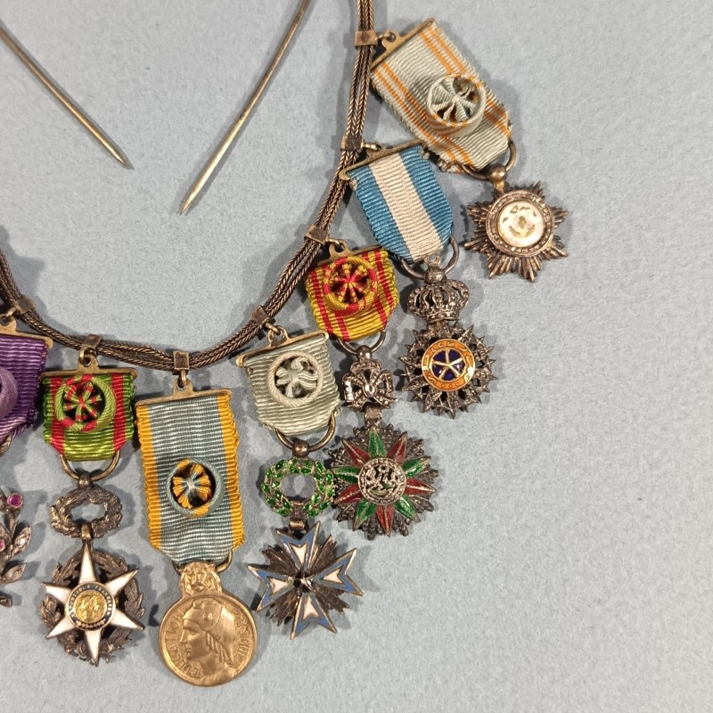 BARRETTE DE 11 REDUCTIONS DES MEDAILLES MILITAIRES D'UN ANCIEN DE LA PREMIERE GUERRE ET DES COLONIES