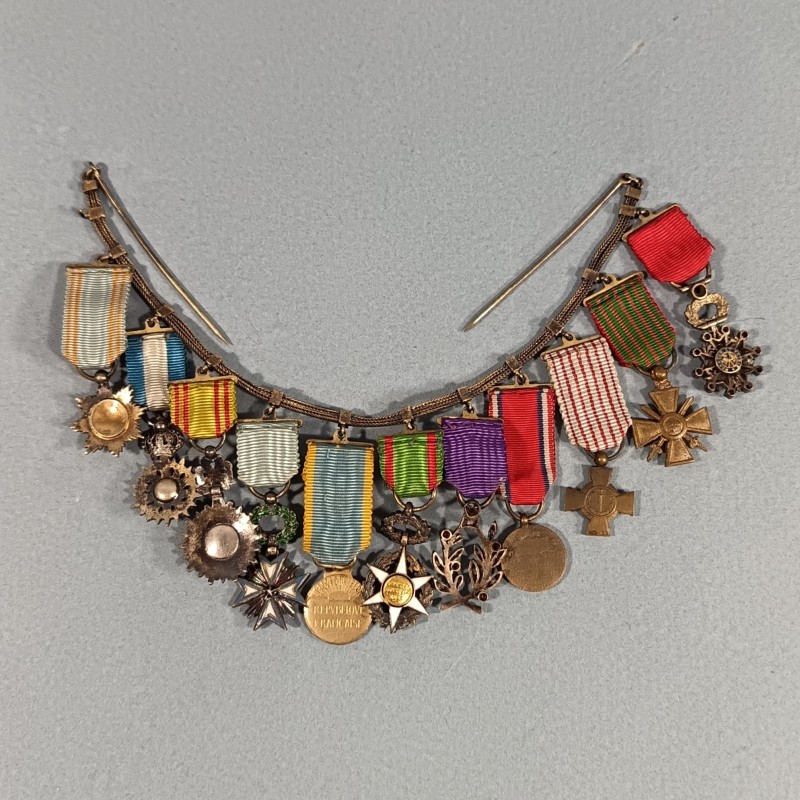BARRETTE DE 11 REDUCTIONS DES MEDAILLES MILITAIRES D'UN ANCIEN DE LA PREMIERE GUERRE ET DES COLONIES