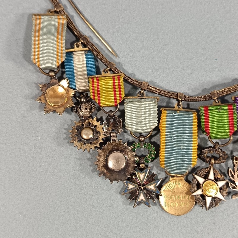 BARRETTE DE 11 REDUCTIONS DES MEDAILLES MILITAIRES D'UN ANCIEN DE LA PREMIERE GUERRE ET DES COLONIES