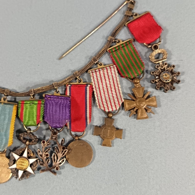 BARRETTE DE 11 REDUCTIONS DES MEDAILLES MILITAIRES D'UN ANCIEN DE LA PREMIERE GUERRE ET DES COLONIES