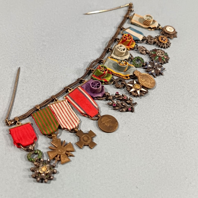 BARRETTE DE 11 REDUCTIONS DES MEDAILLES MILITAIRES D'UN ANCIEN DE LA PREMIERE GUERRE ET DES COLONIES