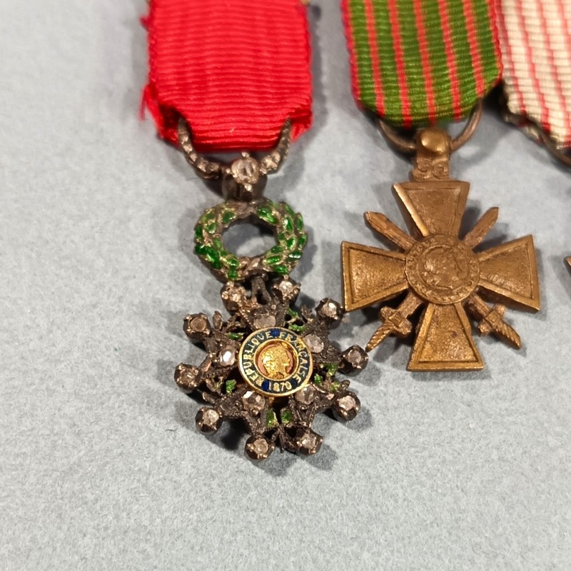 BARRETTE DE 11 REDUCTIONS DES MEDAILLES MILITAIRES D'UN ANCIEN DE LA PREMIERE GUERRE ET DES COLONIES
