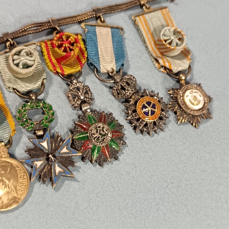 BARRETTE DE 11 REDUCTIONS DES MEDAILLES MILITAIRES D'UN ANCIEN DE LA PREMIERE GUERRE ET DES COLONIES